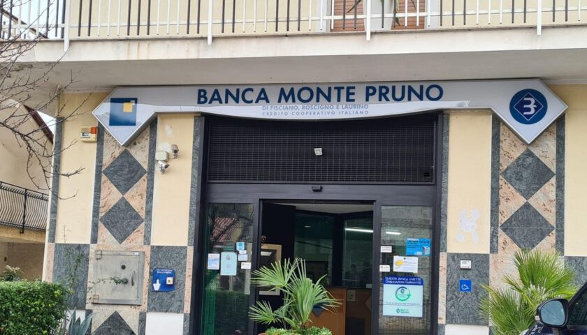 Banditi armati assaltano la filiale della Banca di Monte Pruno a Teggiano, prendono i soldi e scappano