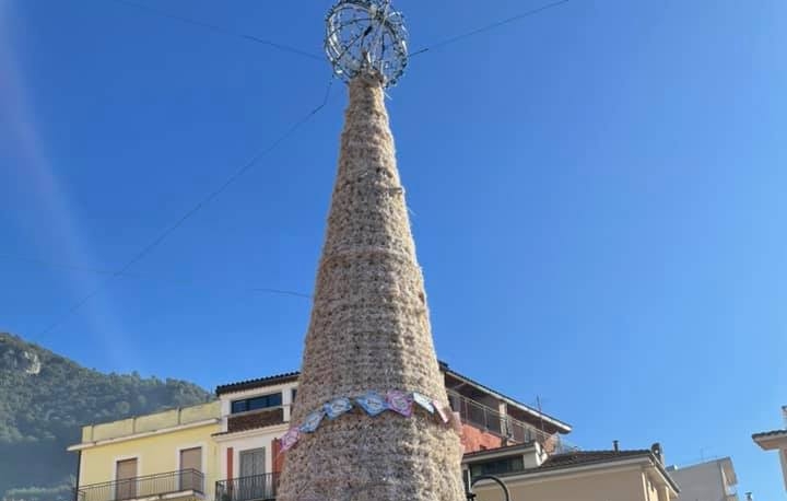 Sala Consilina, i nomi dei bambini sotto l’albero di Natale