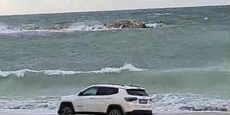 Auto rischia di finire in mare, si “arena” sulla spiaggia di via Leucosia