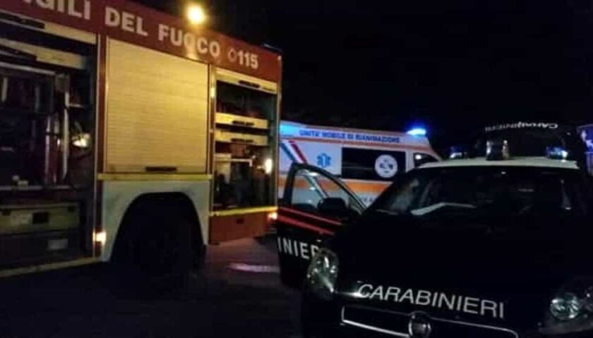 Paura nella notte in centro a Salerno, 21enne cade nel vuoto dal balcone di casa: salvata da un vigile del fuoco