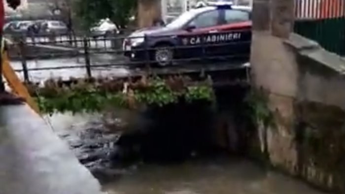 Agguato nella notte a Nocera Inferiore, pistola forse gettata nel torrente Cavaiola: carabinieri e vigili in azione