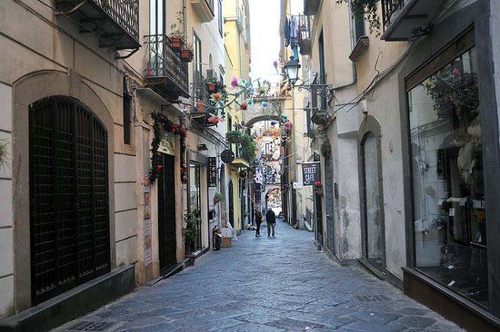 Choc nel Centro Storico di Salerno, senza tetto muore davanti a un negozio in via Da Procida