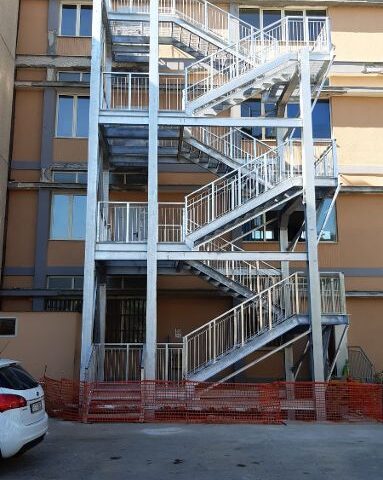 All’IIS Besta di Battipaglia realizzata la scala di emergenza esterna
