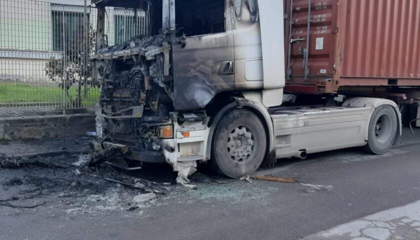 Paura a Nocera Inferiore, in fiamme cabina di un camion