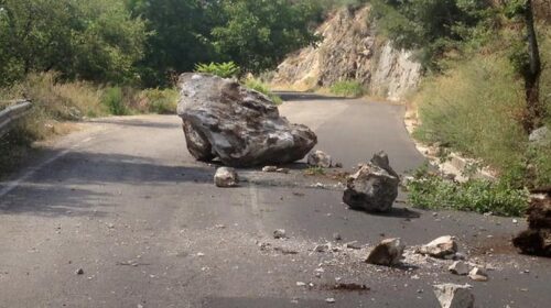 Frana a Valle piana, strada per Rovella chiusa al traffico