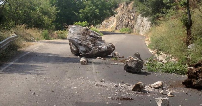 Frana a Valle piana, strada per Rovella chiusa al traffico