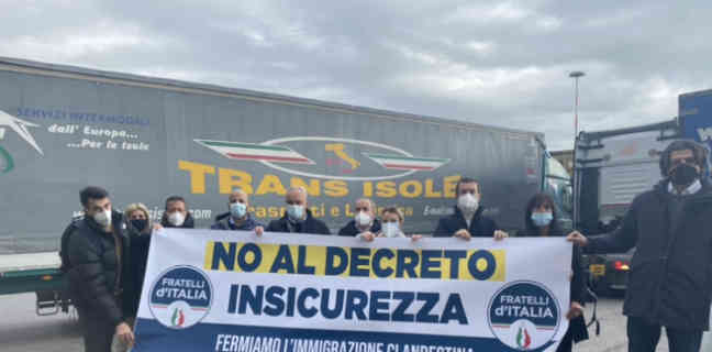 Flash mob di Fratelli d’Italia a Salerno contro il Decreto sicurezza