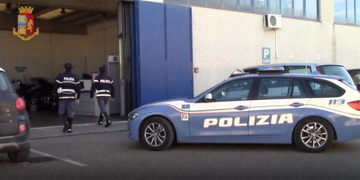 Salerno, “ripulivano” auto rubate e le rimettevano in commercio: due arresti