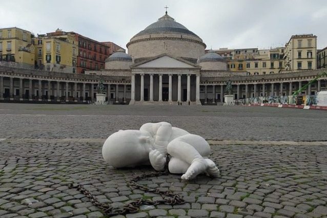 Napoli, giovanissimi prendono a calci statua di Jago