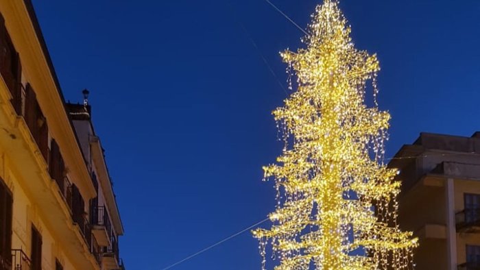 Cava de’ Tirreni, piace la nuova versione dell’albero in piazza Duomo