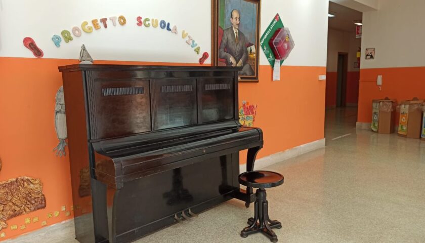 GIFFONI VALLE PIANA, UN PIANOFORTE PER LA SCUOLA, LA FAMIGLIA ANDRIA DONA UNO STRUMENTO MUSICALE ALL’ISTITUTO COMPRENSIVO “FAUSTO ANDRIA”