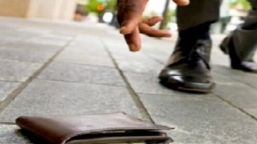 Coppia di fidanzati di Monte San Giacomo trova un portafogli a Sassano e lo restituisce al proprietario