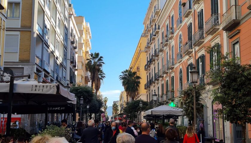 Gente in strada a Salerno nonostante i divieti, è polemica. Celano e Santoro critici contro l’Amministrazione