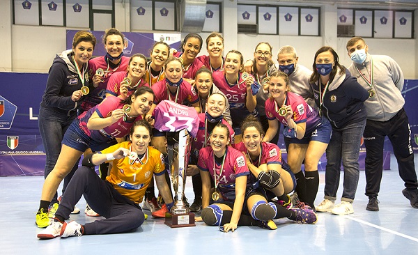 La Jomi Salerno alza al cielo la quinta Supercoppa della sua storia