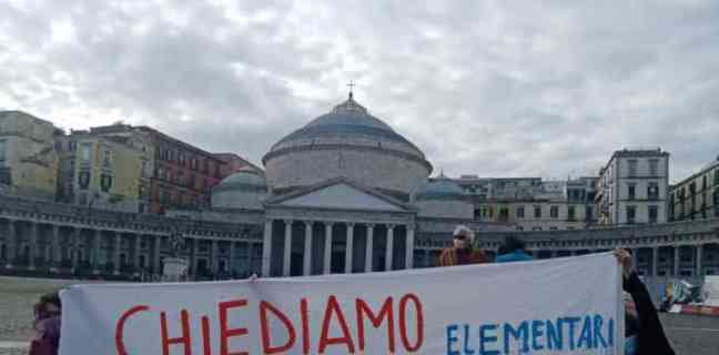 A Napoli ieri mamme in strada contro la Dad: “De Luca, apri le scuole”