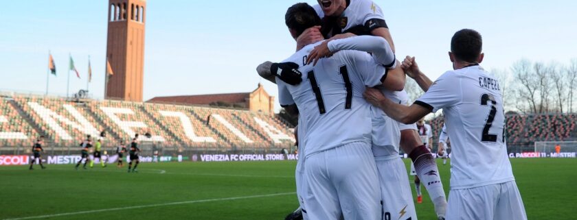 Per ora comanda la Salernitana, a Venezia arrivano 3 punti pesantissimi