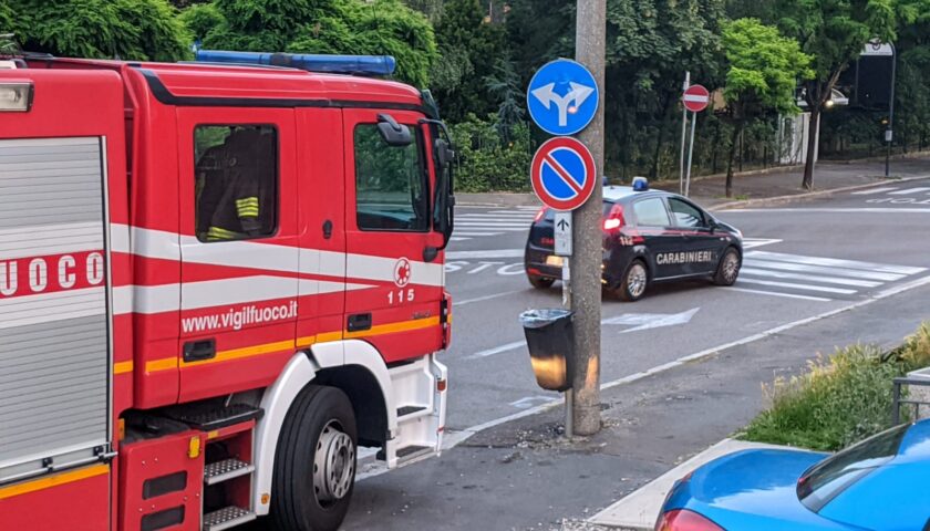 A fuoco abitazione, i carabinieri portano in salvo una donna di Mercato San Severino