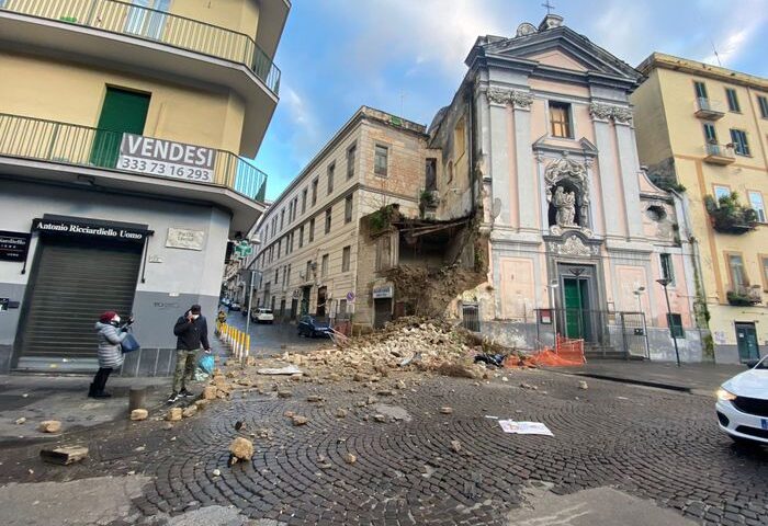 Napoli, crollo parziale di una chiesa in centro