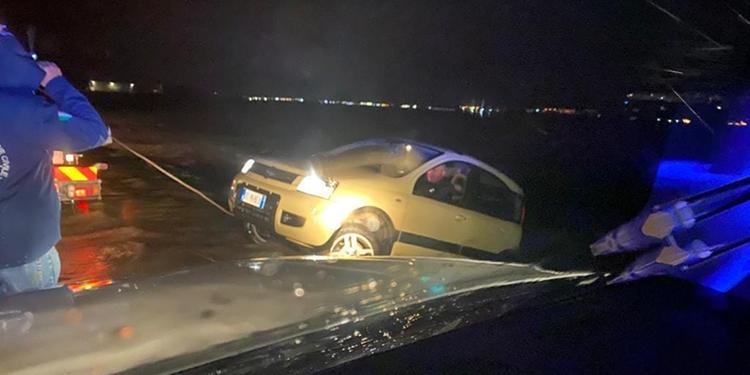 Maltempo nel Vallo di Diano, due auto finiscono nel canale tra Teggiano e Polla