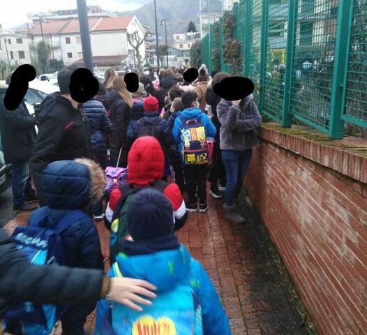 COVID-19, L’UNITA’ DI CRISI DELLA CAMPANIA AI SINDACI: CONTROLLI ALL’INGRESSO E ALL’USCITA DELLE SCUOLE