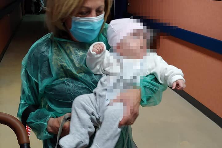 Bimba nata prematura e madre ricoverata in coma lasciano l’ospedale di Nocera dopo 9 mesi