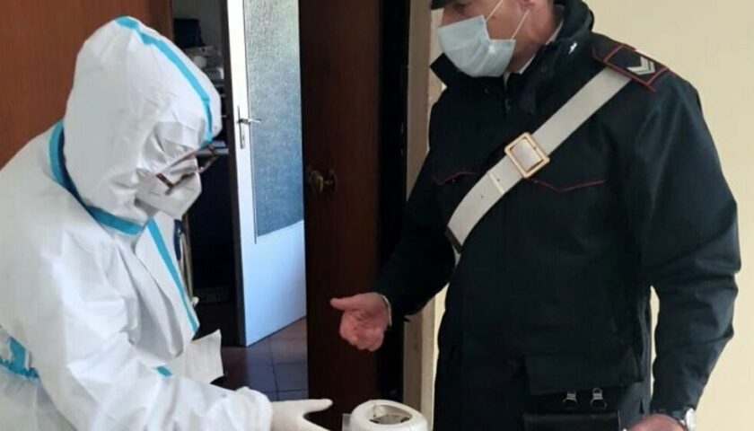 Salerno, carabinieri consegnano bombola d’ossigeno a malato grave di covid