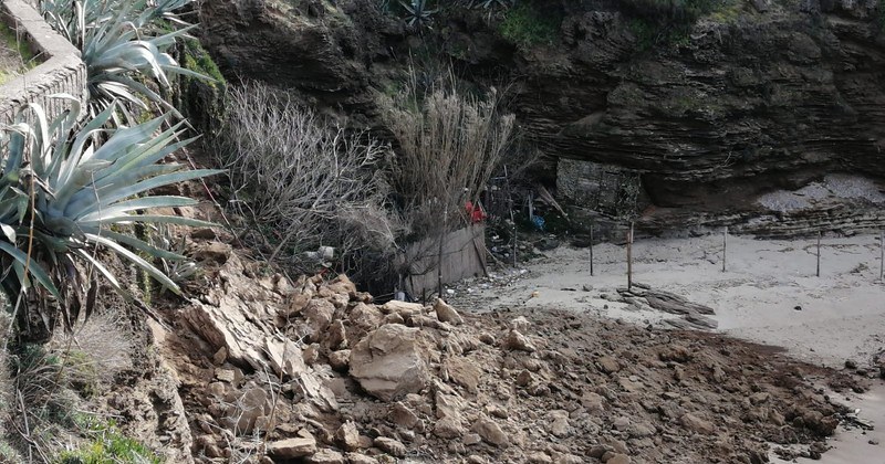 La pioggia fa crollare parte del costone, chiusa la spiaggia della Ficocella a Palinuro