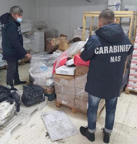 In video tagliava le scadenze della cioccolata: blitz del Nas a Casoria con sequestro e denuncia