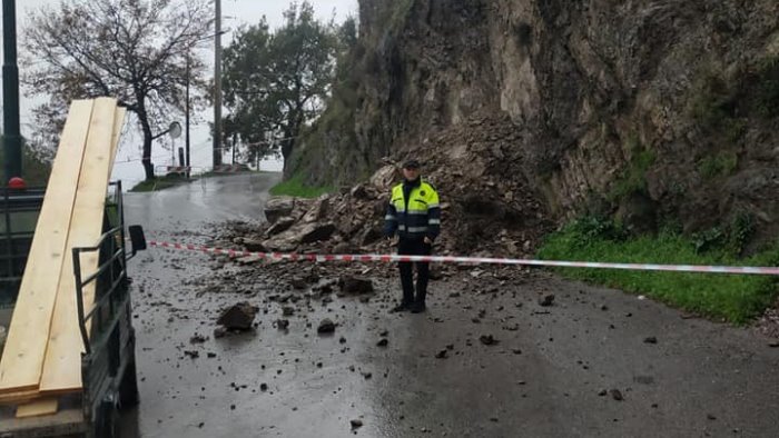 Cava de’ Tirreni, frana in località Petrellosa: transito sospeso