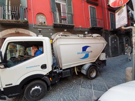 Sondaggio raccolta rifiuti a Salerno,  il gradimento scende al 54,83%