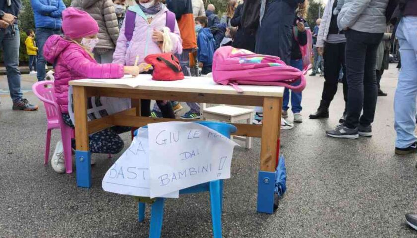 Scuola in presenza, a Salerno genitori protestano davanti alle scuole contro la Regione