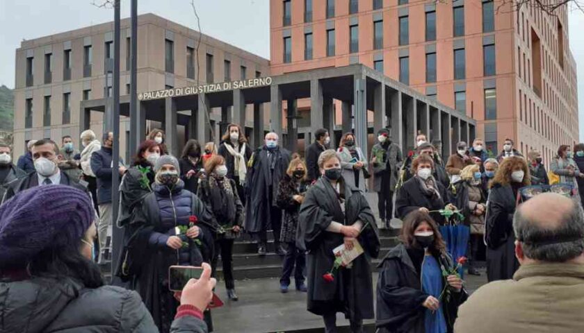 Magistratura onoraria in protesta con gli avvocati davanti al Palazzo di Giustizia di Salerno