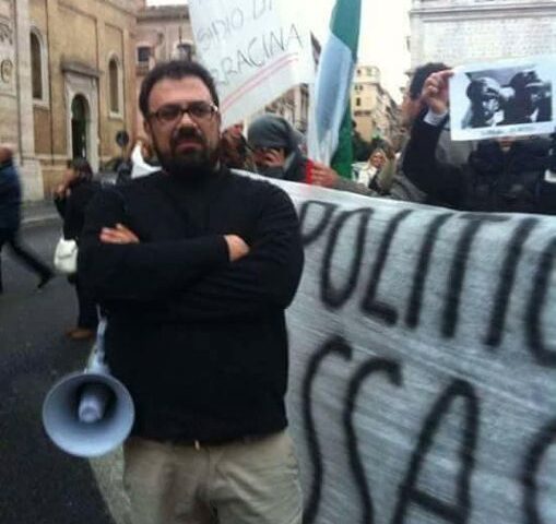 Cruciani:” Piuttosto che fare il rider a Napoli vado a sparare ai Palestinesi”. Arenare (Movimento Patria Nostra):” dovrebbe vergognarsi. La sua stupidità non ha limiti”.