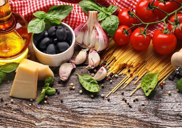 Nutrizionista Crea, anziano a tavola mangi tutto ma meno