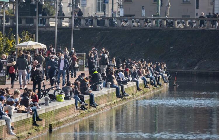 Il coordinatore del Cts: “Assembramenti non giustificati, l’emergenza non è finita”