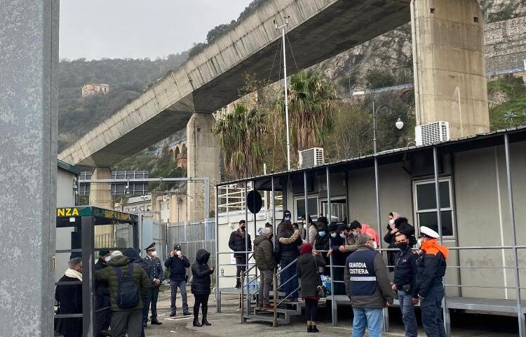 Nascosti in un container, scoperti 26 clandestini al porto di Salerno