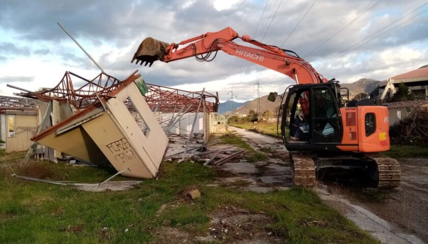 A Cava de’ Tirreni continua lo smantellamento dei prefabbricati