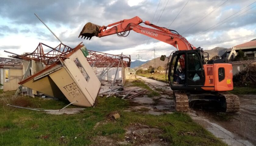 A Cava de’ Tirreni continua lo smantellamento dei prefabbricati