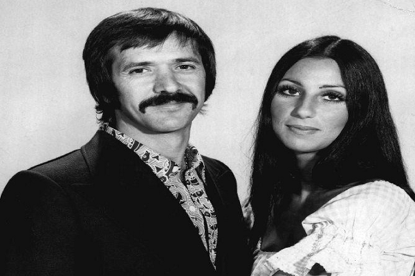 Accadde oggi: 23 anni fa l’addio a Sonny Bono, fece coppia (anche artistica) con Cher