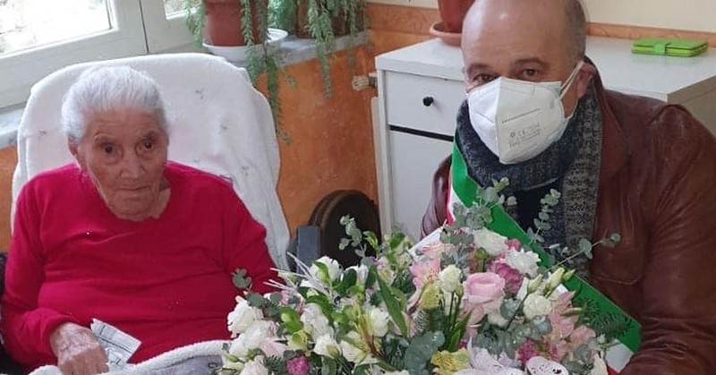 A Tramonti nonna Anastasia festeggia 107 anni di vita