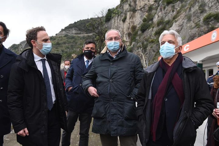 Frana sulla SS 18. Il sopralluogo del Presidente Strianese con Piero de Luca e Enzo Napoli