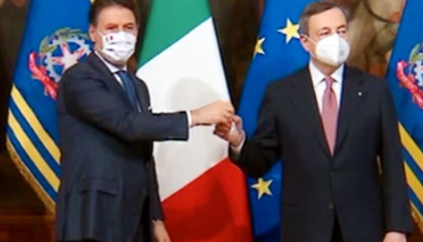 Passaggio di consegne da Conte a Draghi con la tradizionale campanella