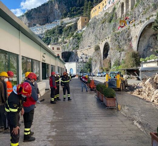 CROLLO AD AMALFI, UOMINI E MEZZI ANAS A LAVORO PER RIMUOVERE FANGO E DETRITI