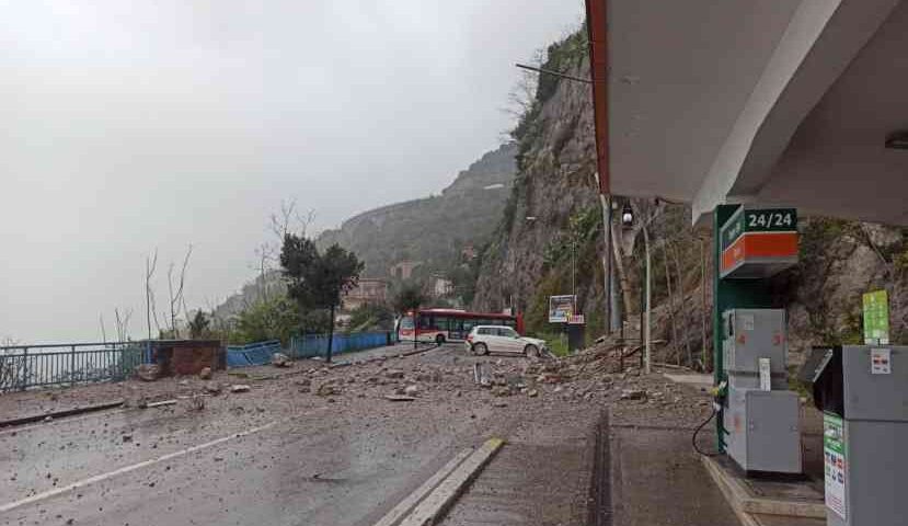 Frana tra Vietri e Salerno, finita riunione dal Prefetto: via Croce resta chiusa