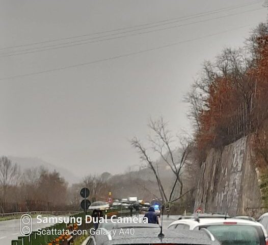 Frana ad Atripalda, raccordo Salerno/Avellino bloccato in entrambi sensi di marcia. Ambulanza con malato ferma