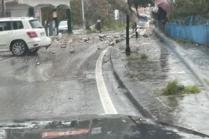 Crollo tra Salerno e Vietri sul Mare, strada chiusa