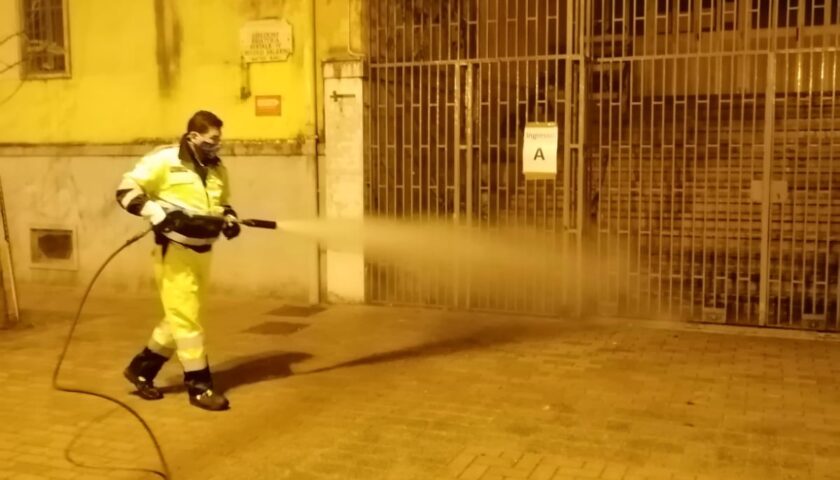 VIDEO: Salerno, sanificazione aree delle scuole sul territorio comunale