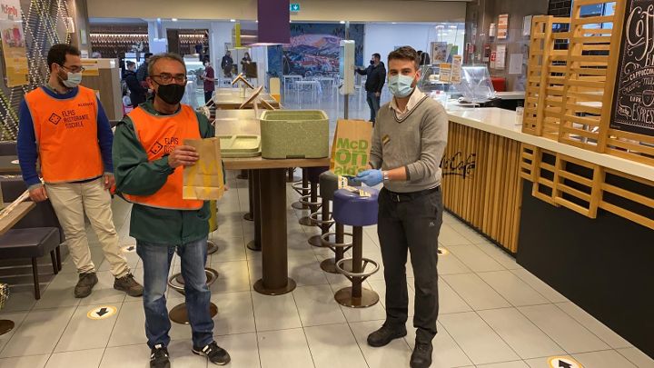 Salerno e Potenza, McDonald’s e Fondazione per l’Infanzia Ronald McDonald in campo per la solidarietà: 400 pasti a settimana