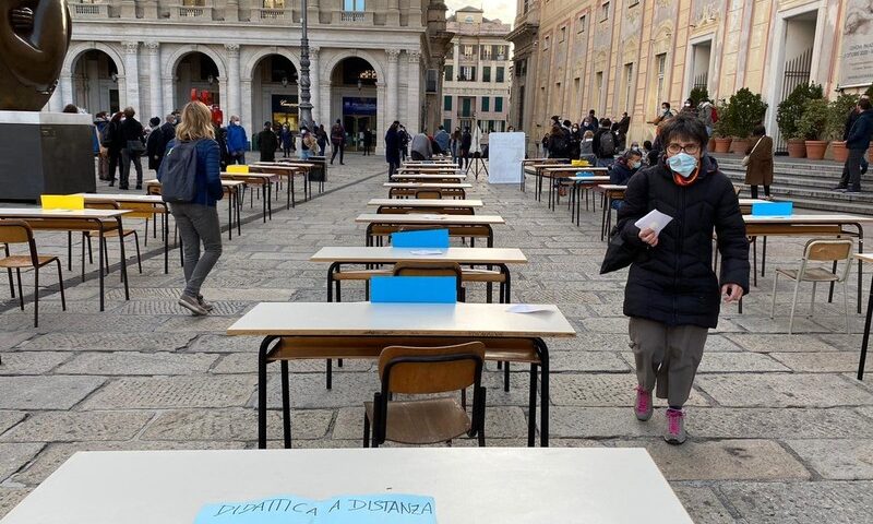 Studenti in piazza a Napoli contro la Regione “per un piano scolastico sicuro”