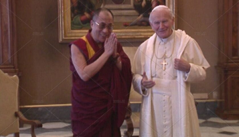 Il 2 febbraio 1986 in India storico incontro tra Papa Giovanni Paolo II e il Dalai Lama